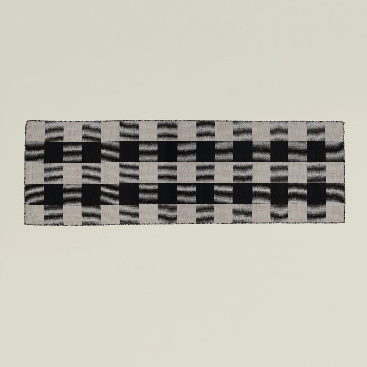 Simple Plaid Runner - Light Grey/Black